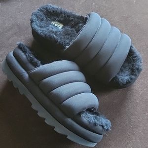 UGG Maxi slide size 7